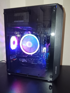 PC Compact PolyMalin2026 – Ryzen 5 3400G / Vega 8 – SSD NVMe 512 Go – Wi-Fi 6 – Windows 11 Pro – Noir ou Blanc (Idéal bureautique & multimédia 1080p)