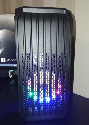 PC Compact PolyMalin2026 – Ryzen 5 3400G / Vega 8 – SSD NVMe 512 Go – Wi-Fi 6 – Windows 11 Pro – Noir ou Blanc (Idéal bureautique & multimédia 1080p)