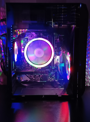 PC Compact PolyMalin2026 – Ryzen 5 3400G / Vega 8 – SSD NVMe 512 Go – Wi-Fi 6 – Windows 11 Pro – Noir ou Blanc (Idéal bureautique & multimédia 1080p)