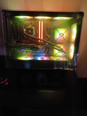 Ventir de gaming personnalisé avec refroidissement RGB, composants performants et esthétique futuriste, idéal pour gamers passionnés recherchant puissance et style.