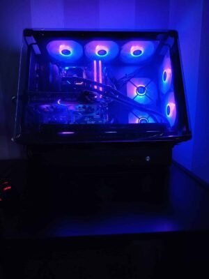 RGB éclairage de PC gaming avec refroidissement liquide et composants lumineux, parfait pour la construction d'un setup de jeu puissant et esthétique.