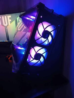 RGB shaders de jeu pour PC avec ventilateurs LED violets et lumières d'ambiance colorées, sur un bureau moderne. La configuration high-tech met en valeur l'esthétique gaming, idéale pour les amateurs de technologie.