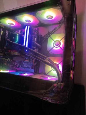 RGB éclairage LED sur un ordinateur gaming, intérieur avec composants high-tech, écran transparent, ambiance nocturne.