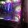 RGB éclairage LED sur un ordinateur gaming, intérieur avec composants high-tech, écran transparent, ambiance nocturne.