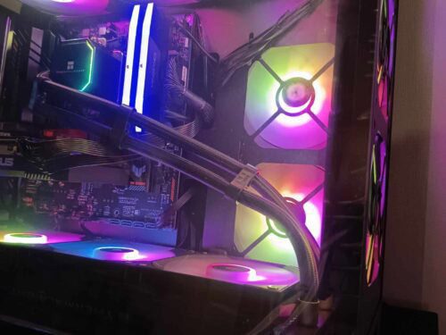 RGB éclairage LED sur un ordinateur gaming, intérieur avec composants high-tech, écran transparent, ambiance nocturne.
