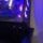 RGB éclairage et composants gaming dans un PC de bureau moderne, illuminated par des lumières LED violettes et bleues, montrant une configuration high-tech pour gaming ou streaming.