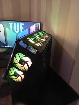 Ventilateurs RGB pour PC gaming avec moniteur à l'écran affichant "TUF" pour une configuration gaming RGB immersive.